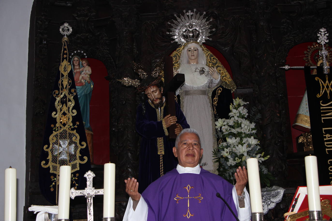 El padre Carrillo ante los Titulares de la Cofradía del Cristo del Silencio y María de la Amargura.