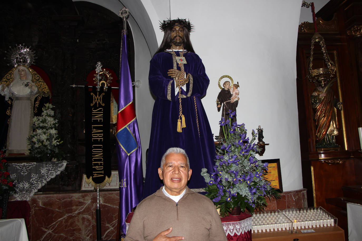 El cura Fabio ante la imagen del Cristo de Medinaceli en San Gregorio.