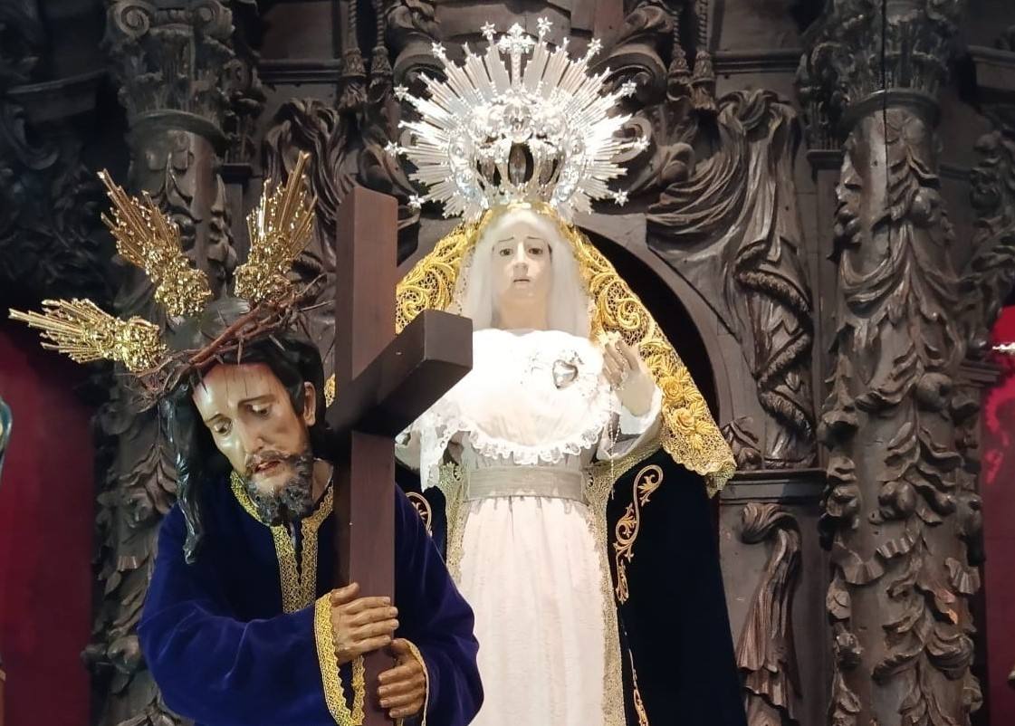 Los Titulares de la Cofradía: El Cristo del Silencio, en primer plano, y la Virgen de la Amargura.
