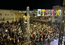 Gran ambiente en la Plaza de España con los conciertos del sábado 23.