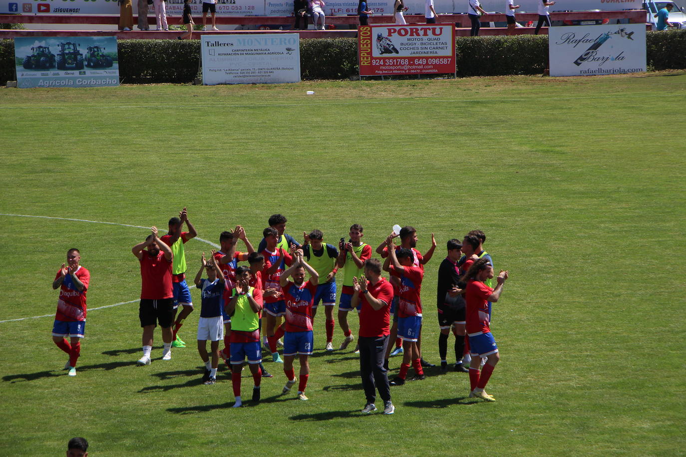 Jugadores y cuerpo técnico saludan a la afición en La Noria agradeciendo el apoyo.