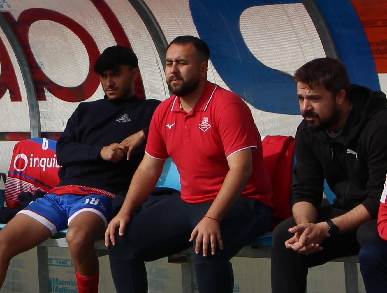 Jesús Serrano (d) en el banquillo junto al jugador Santi Calleja y el delegado de equipo Carlos Alberto Villarino.