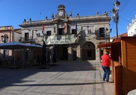 Se preparan las casetas para las ventas de libros.