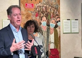 Damián Retamar explicando su exposición 'Frágiles' en Campo de Criptana.