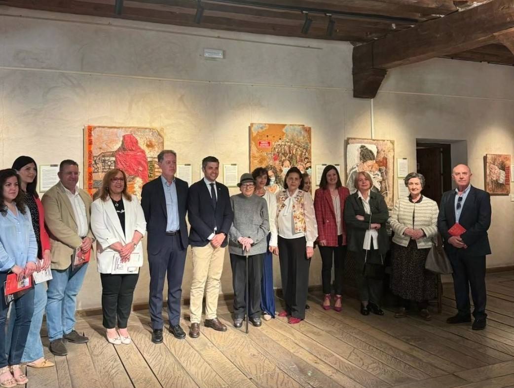 Foto de familia en la inauguración de la exposición 'Frágiles' del guareñense Damián Retamar.