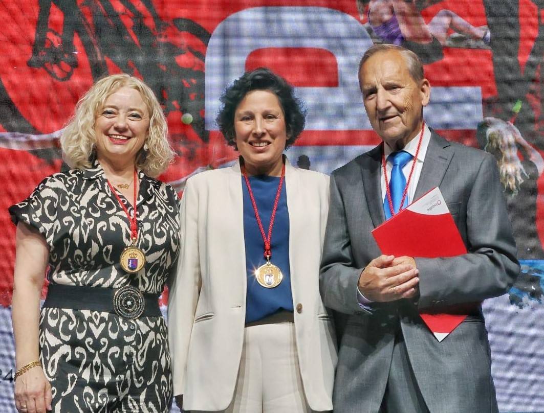 Lourdes, Asunción y Juan, galardonados con la Medalla de Oro de la provincia de Badajoz.