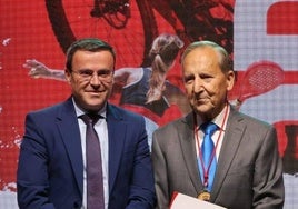 Miguel Ángel Gallardo y Juan Carmona en el acto de entrega de Medalla de Oro al empresario de Guareña.