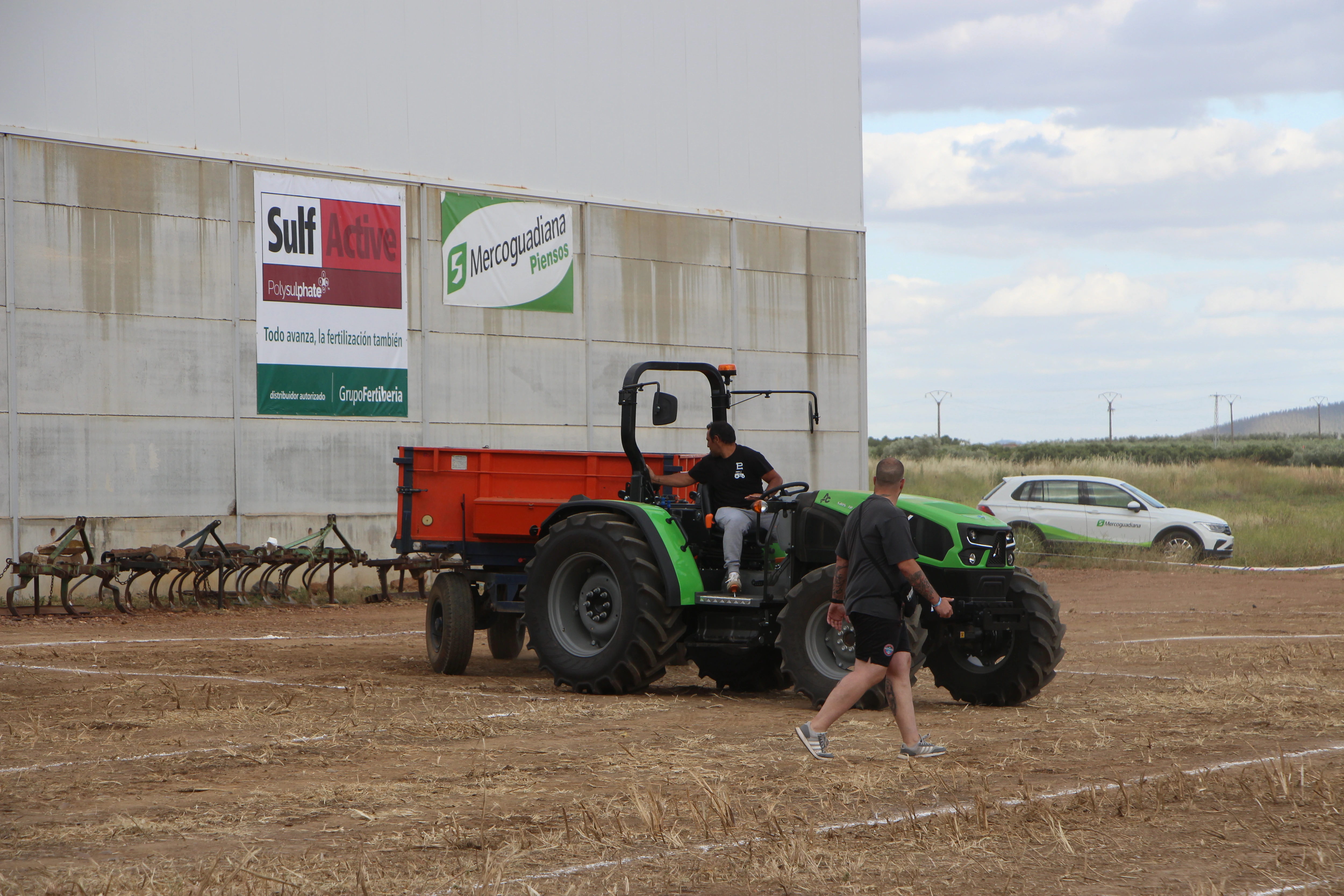 Luis Ponce, ganador del concurso, maniobrando el tractor y remolque en plena curva y marcha atrás.