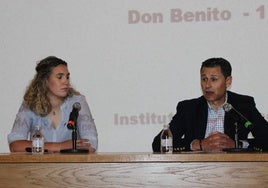 Santiago Guerra presentando a Laura Salguero antes de comenzar su conferencia.