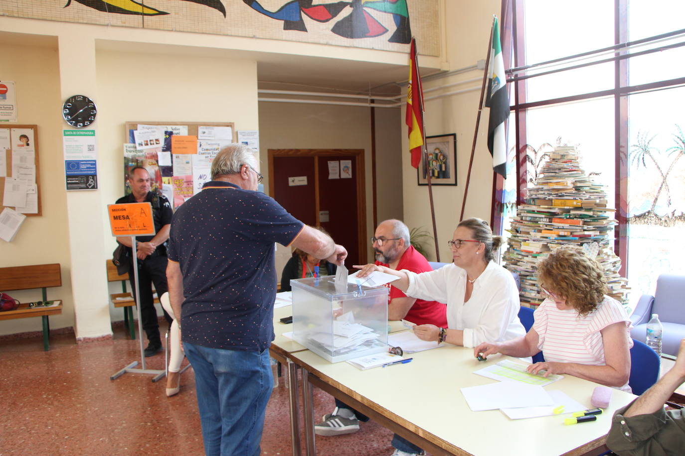 Un vecino de Guareña votando el pasado 9 de junio en las elecciones europeas.