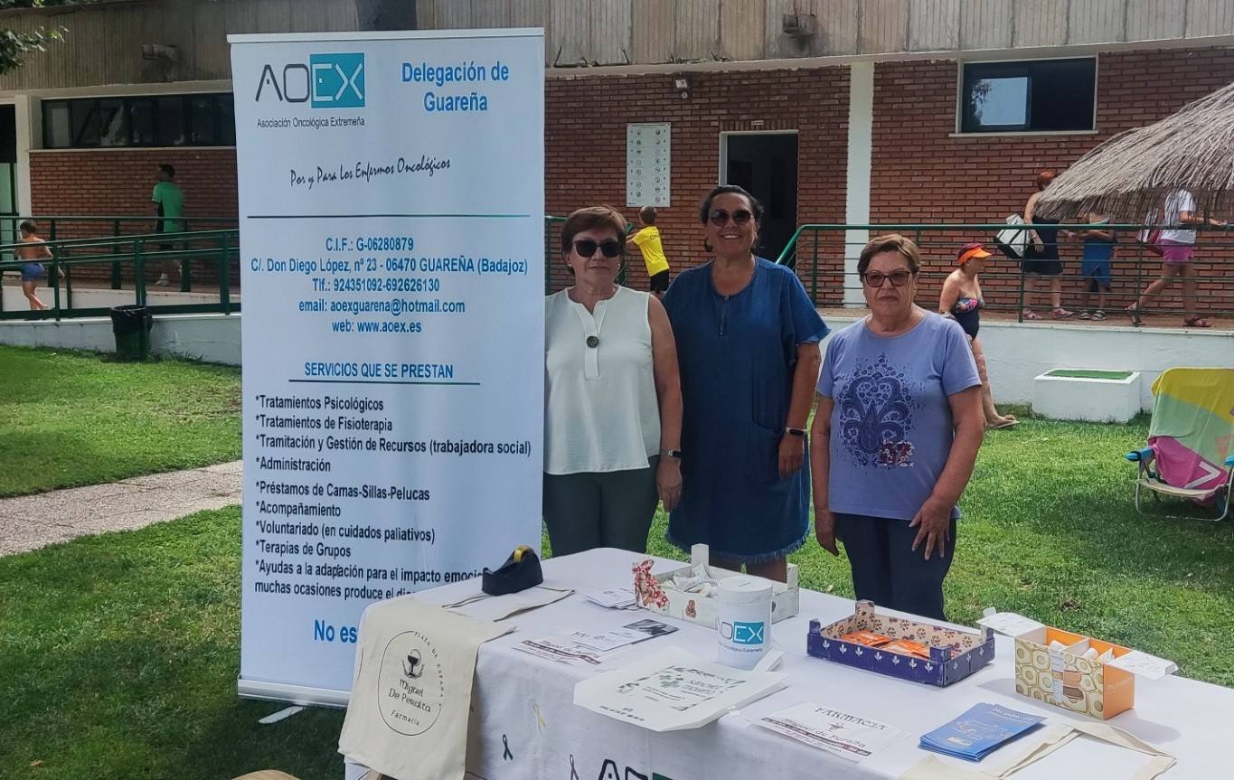 Voluntarias de AOEX Guareña informando sobre la prevención del cáncer de piel.