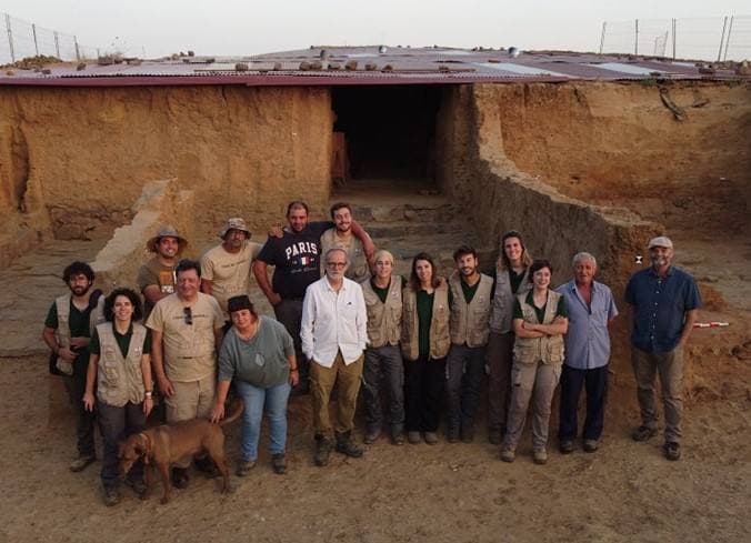 El equipo de arqueólogos y trabajadores del yacimiento en Casas del Turuñuelo.