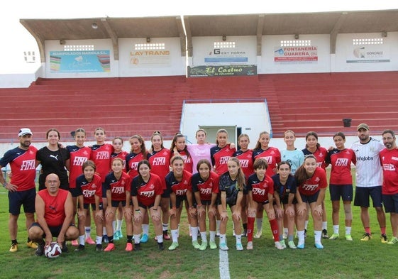 Plantilla del equipo femenino cadete con sus entrenadores de pie, de izda a drcha, Santos, Santi y Sancho.