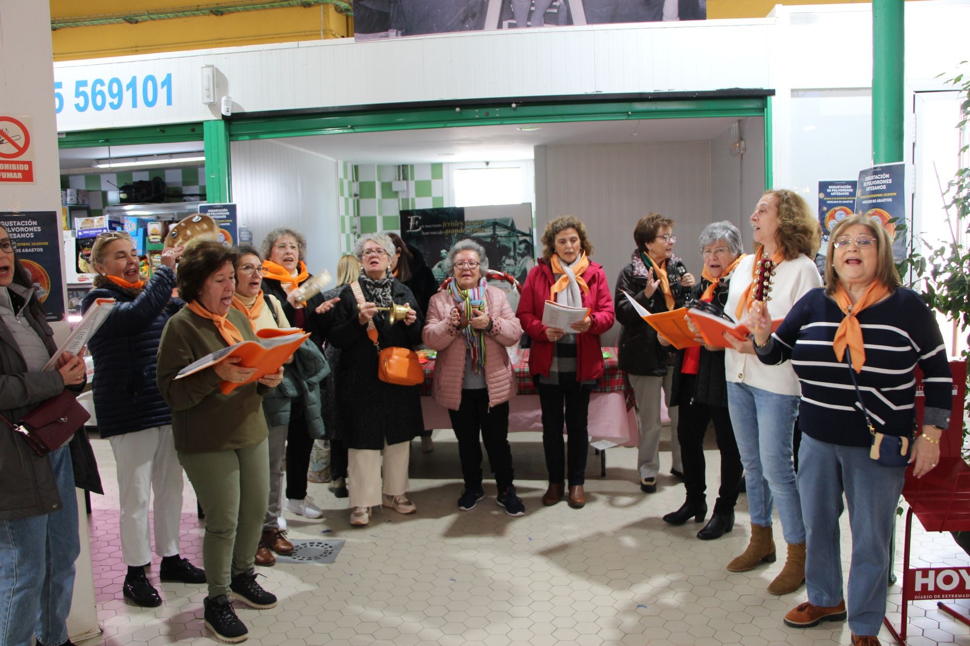 Cantando villancicos en el Mercado de Abastos.