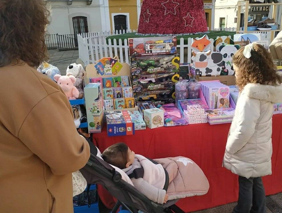 Clientes comprando en el pasado Mercadillo Nacideño en la Plaza de España.