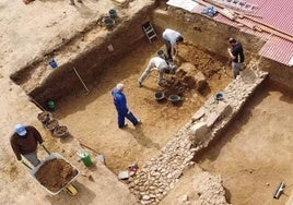 Trabajadores y arqueólogos trabajando en el yacimiento de Casas del Turuñuelo.