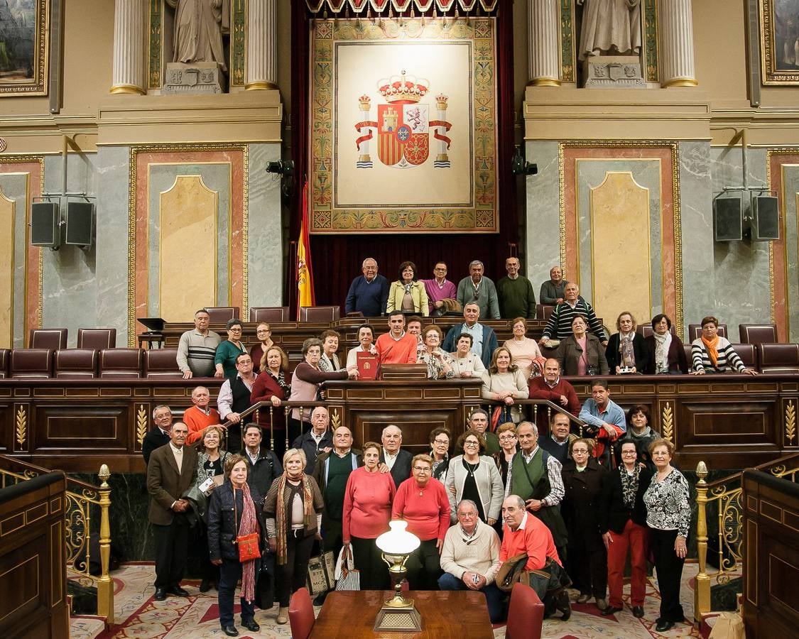 Los pensionistas disfrutaron en el Congreso de los Diputados y recibieron regalos del presidente Patxi López