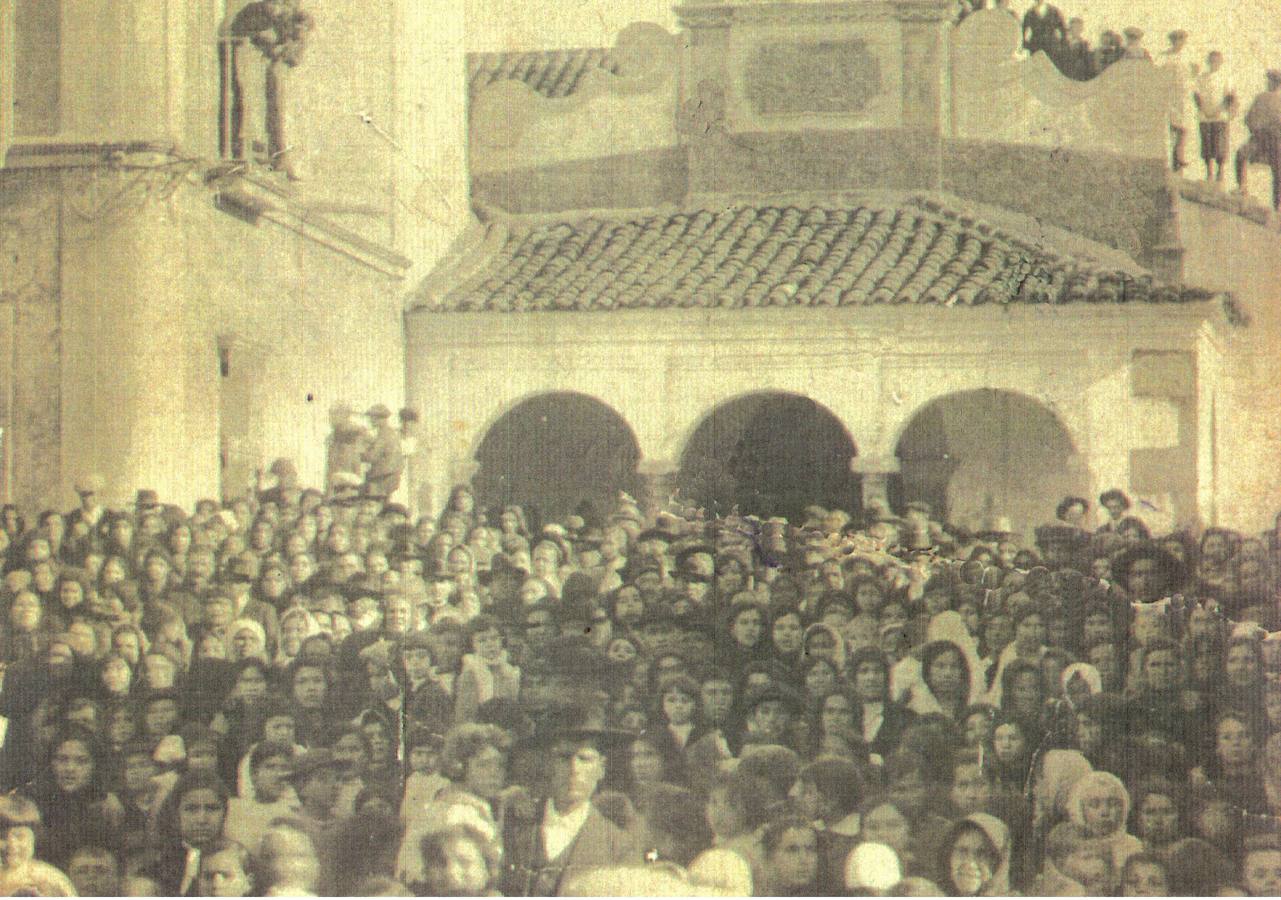 Mucha gente saliendo de misa de San Gregorio, imagen que no corresponde con el suceso.
