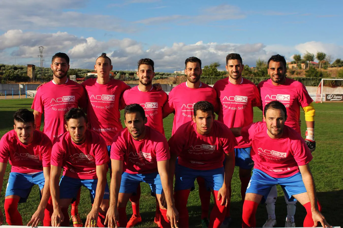 El Guareña vistió en rosa para la foto en solidaridad y apoyo con AOEX (asociación oncológica extremeña), y goleó 3-0 al vecino Don Álvaro.