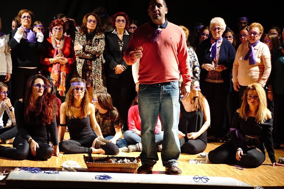 Actores de la escuela municipal de teatro en plena actuación sobre la Violencia de Género.