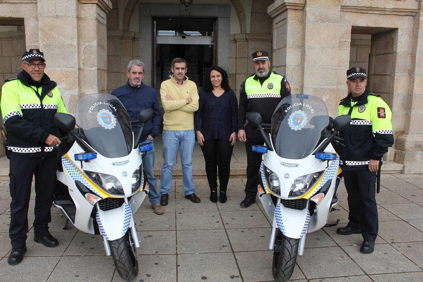 Autoridades políticas y la policía local con sus nueva motos.