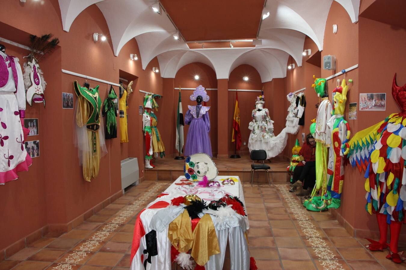 Aspecto de la exposición de disfraces de otros años montada por el grupo 'Guareña se mueve'.