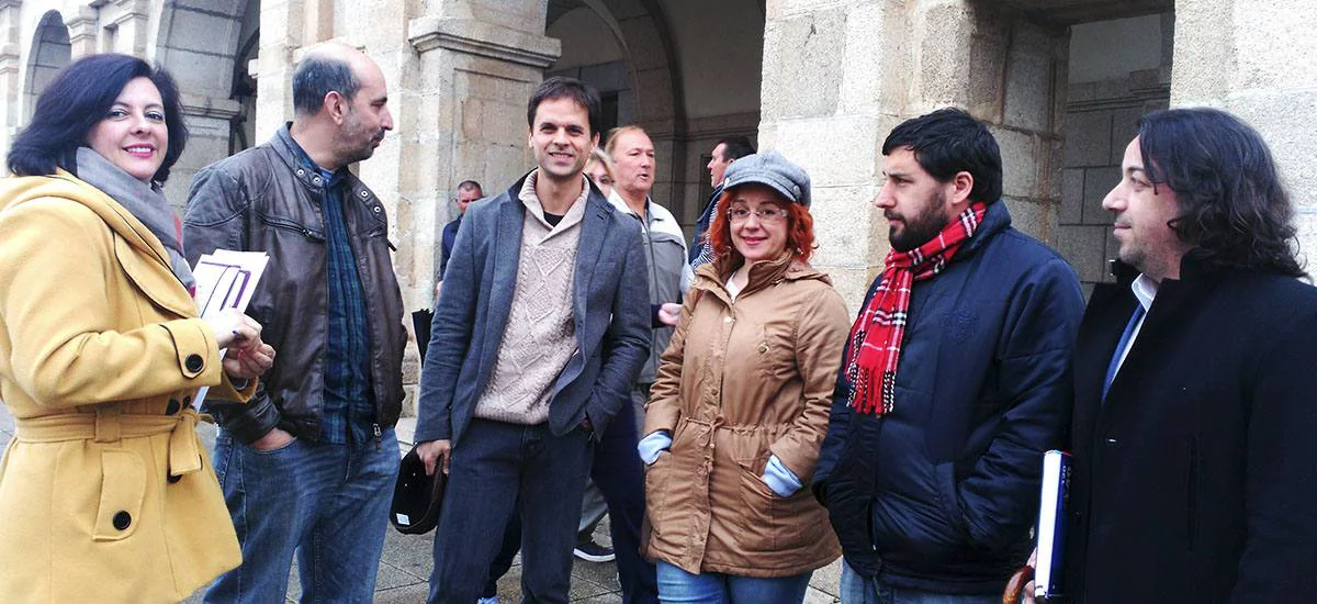 Álvaro Jaén en Guareña con integrantes del Círculo Podemos, en primer plano a la izquierda, Eva García, la concejala de PCG.