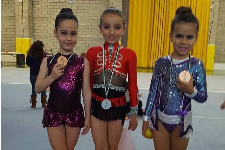 Las niñas Patricia Fernández, Mercedes Parejo y Paula Carmona subieron al podio a recoger sus metales de plata y bronce
