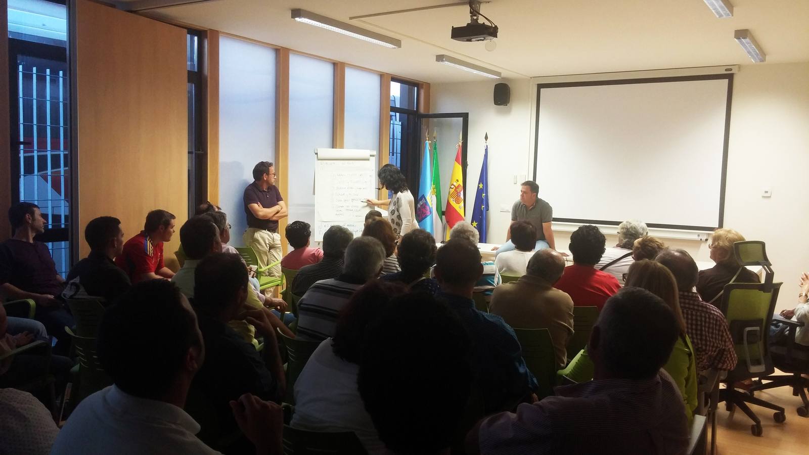 Momento de la reunión de asociaciones de Guareña e instituciones de la comarca.