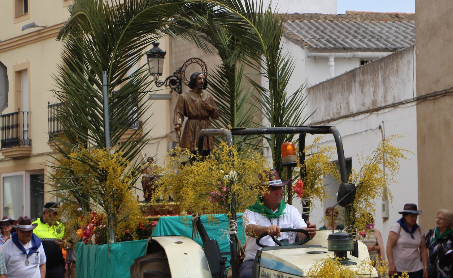 San Isidro es llevado en un remolque, en procesión, desde su capilla de Salsipuedes hasta su ermita en el pantano San Roque.