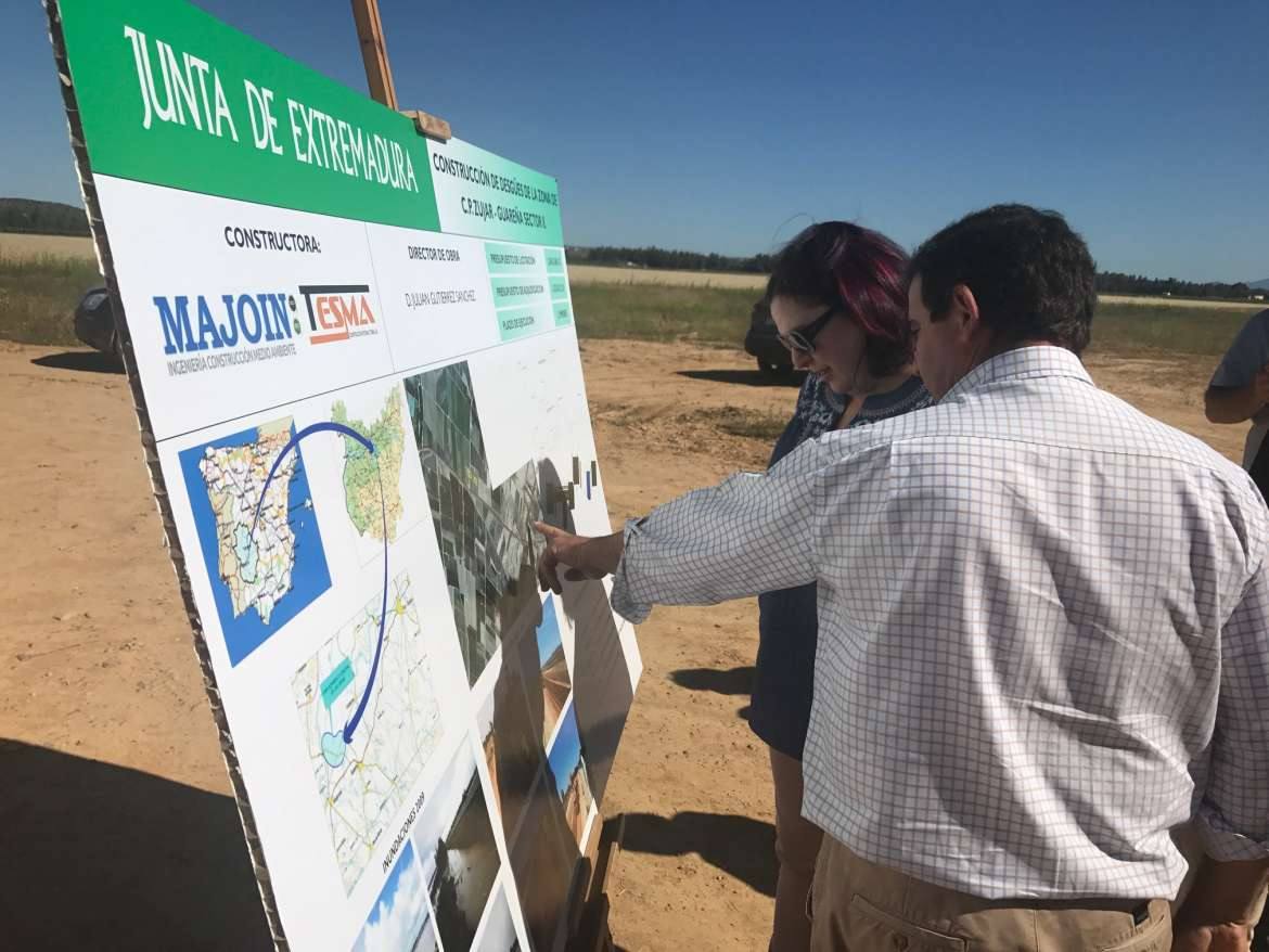 La consejera de agricultura visita las obras de desagüe en Guareña