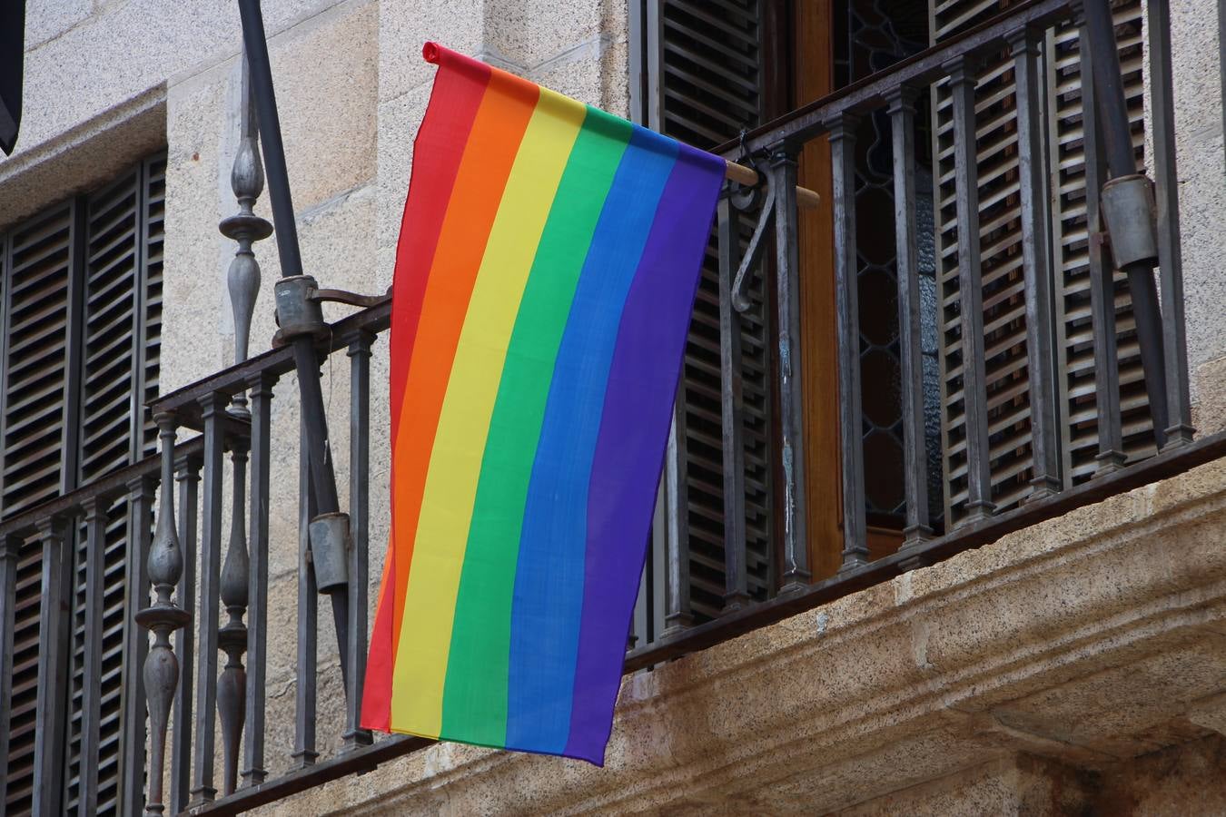 Bandera arco iris ondeando por estos días en el balcón del Ayuntamiento de Guareña.