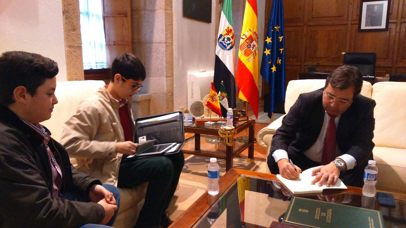 Dos estudiantes del IES Eugenio Frutos fueron recibidos por Fernández Vara para ser entrevistado