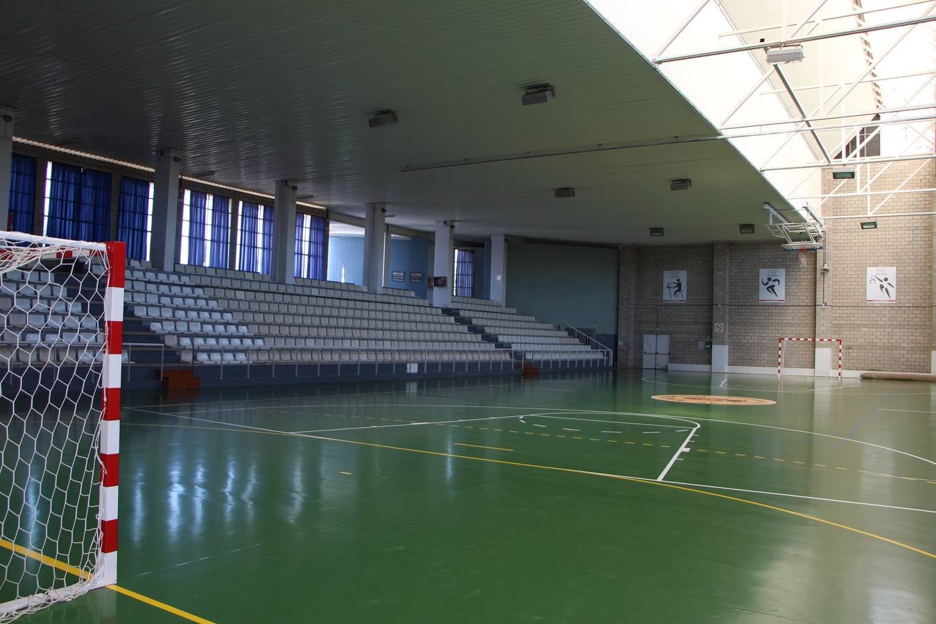 Pabellón deportivo municipal vacío tras no jugarse el torno de verano de fútbol sala por no inscribirse equipos.