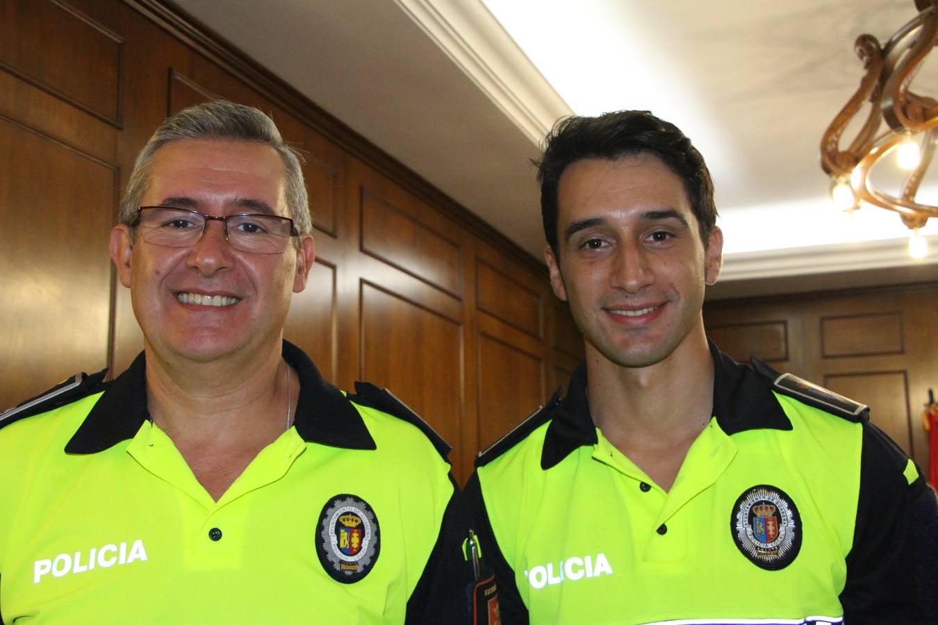 El Oficial de la Policía Local, Ildefonso Ruiz Capote, y el nuevo agente de la plantilla, Jesús Venero Cordero.