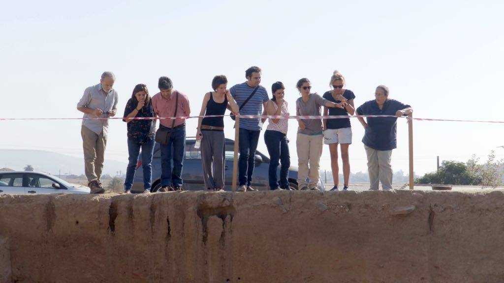 Equipo de investigadores en el yacimiento del Turuñuelo.