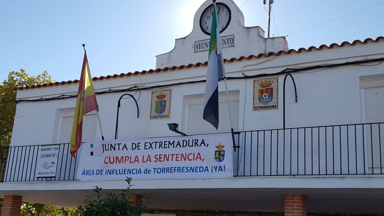 El Ayuntamiento de Torrefresneda exige a través de una pancarta desde el balcón se cumpla la sentencia del TSJEx para su área de influencia.