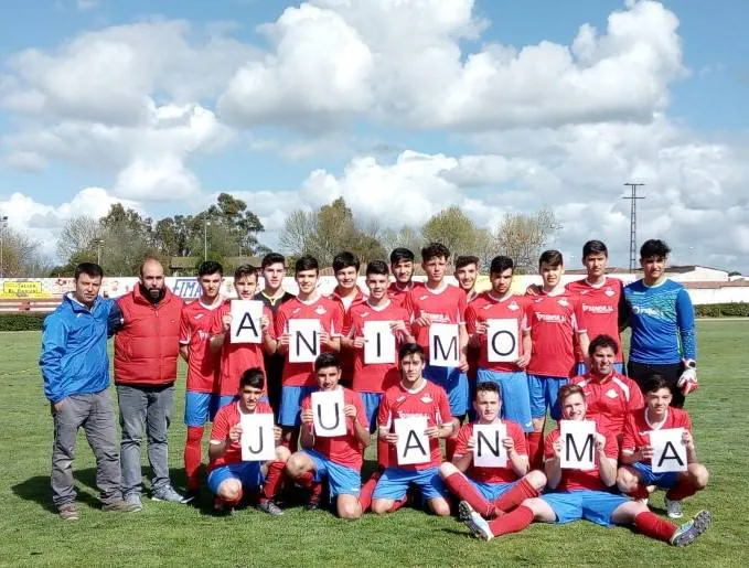 Los juveniles del CP Guareña desean ánimo a Juanma Mancha, exjugador juvenil.