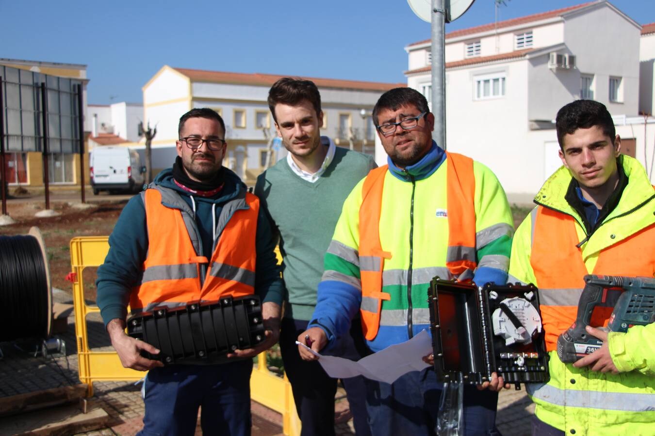 Equipo que ha trabajado en la instalación de la fibra óptica en Guareña.