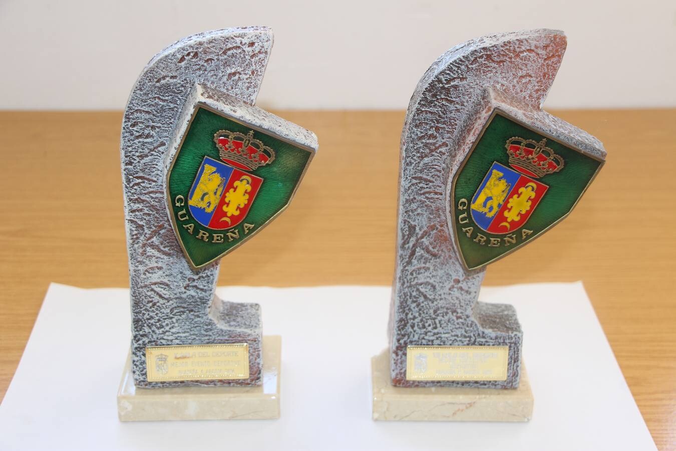 Similar a estos trofeos se entregarán a los galardonados como mejores deportistas Guareña 2018.