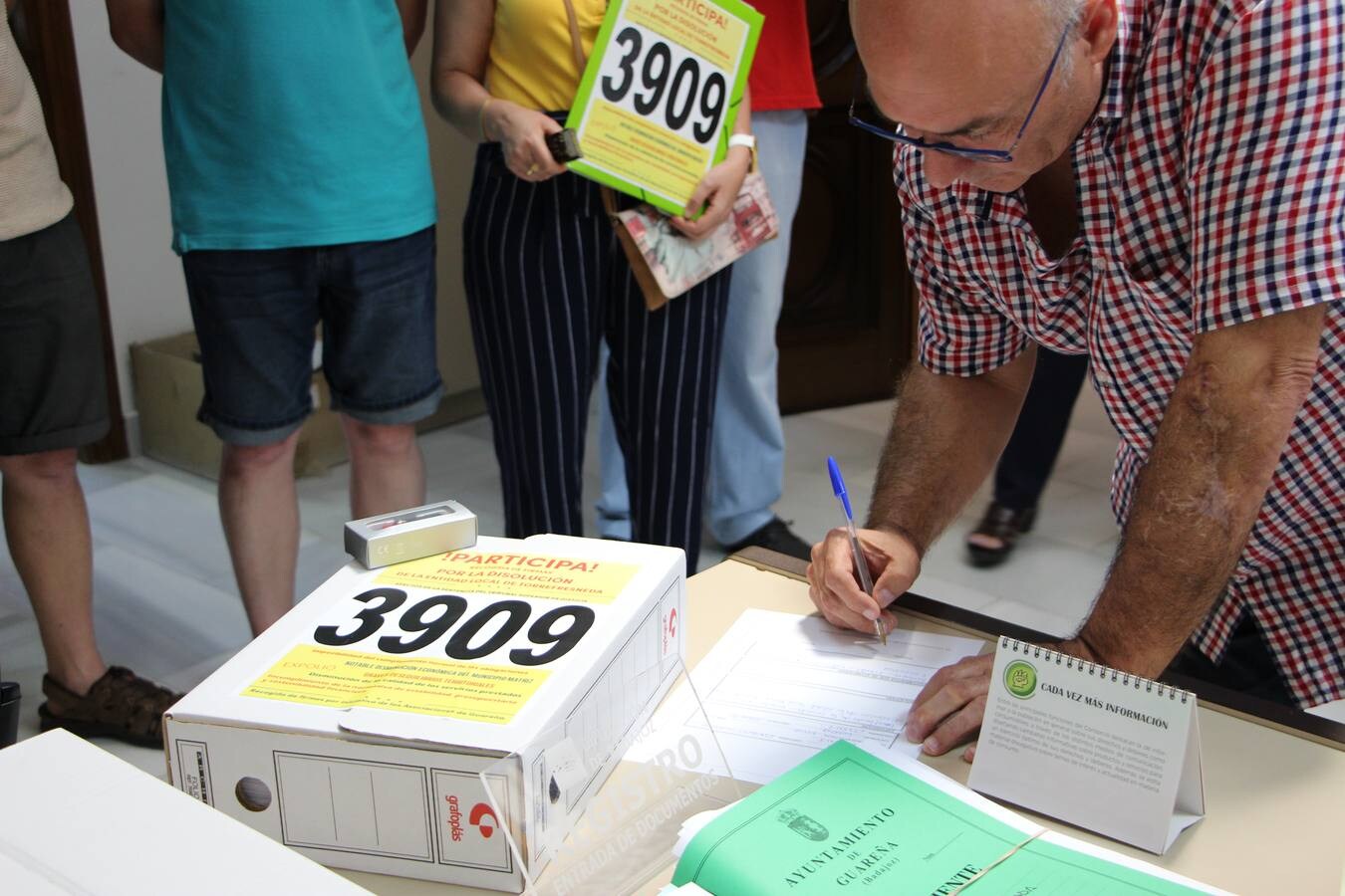 Momento del registro de las firmas por la disolución de Torrefresneda.