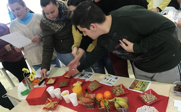 Un momento del taller sobre alimentación saludable ayto.