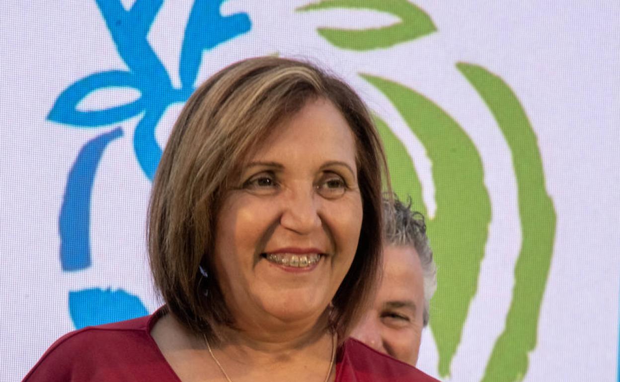 Rosa Mª Araújo recibiendo el diploma que certifica a la Sibera como Reserva de la BiosferaJ. Castaño