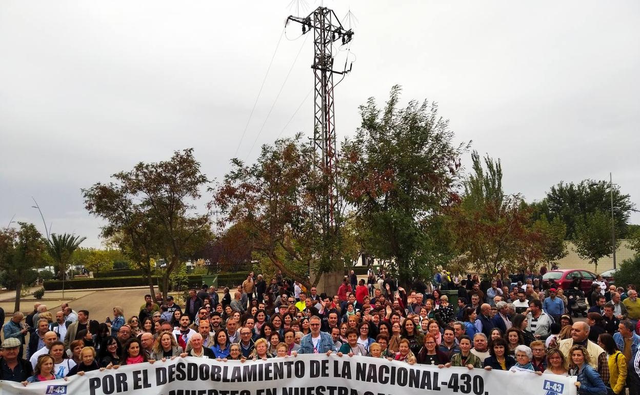 Al grito de «Es necesidad, no es un capricho» se han manifestado mas de 4.000 personas en Navalvillar de Pela para reivindicar la autovía A-43