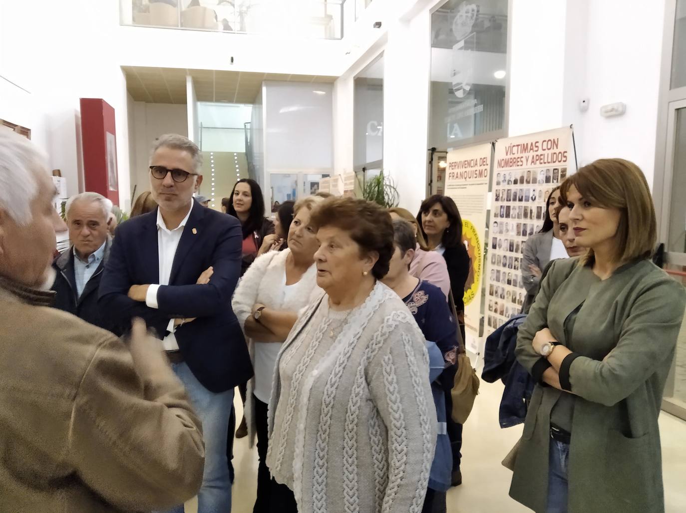 Asistentes a la exposición de Memoria Histórica