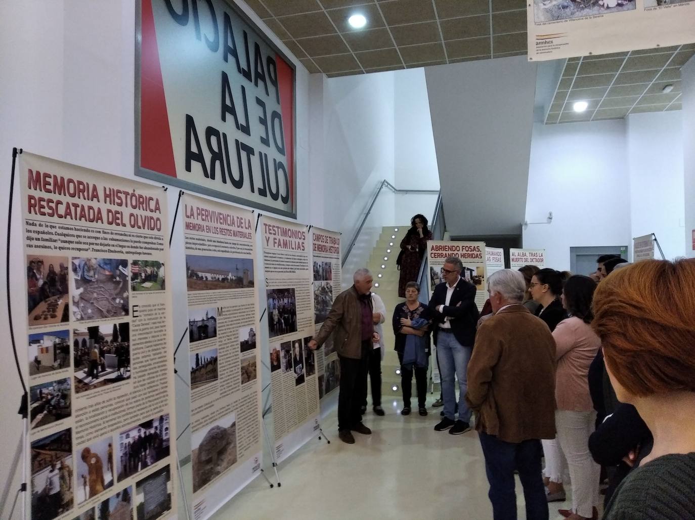 Asistentes a la exposición de Memoria Histórica