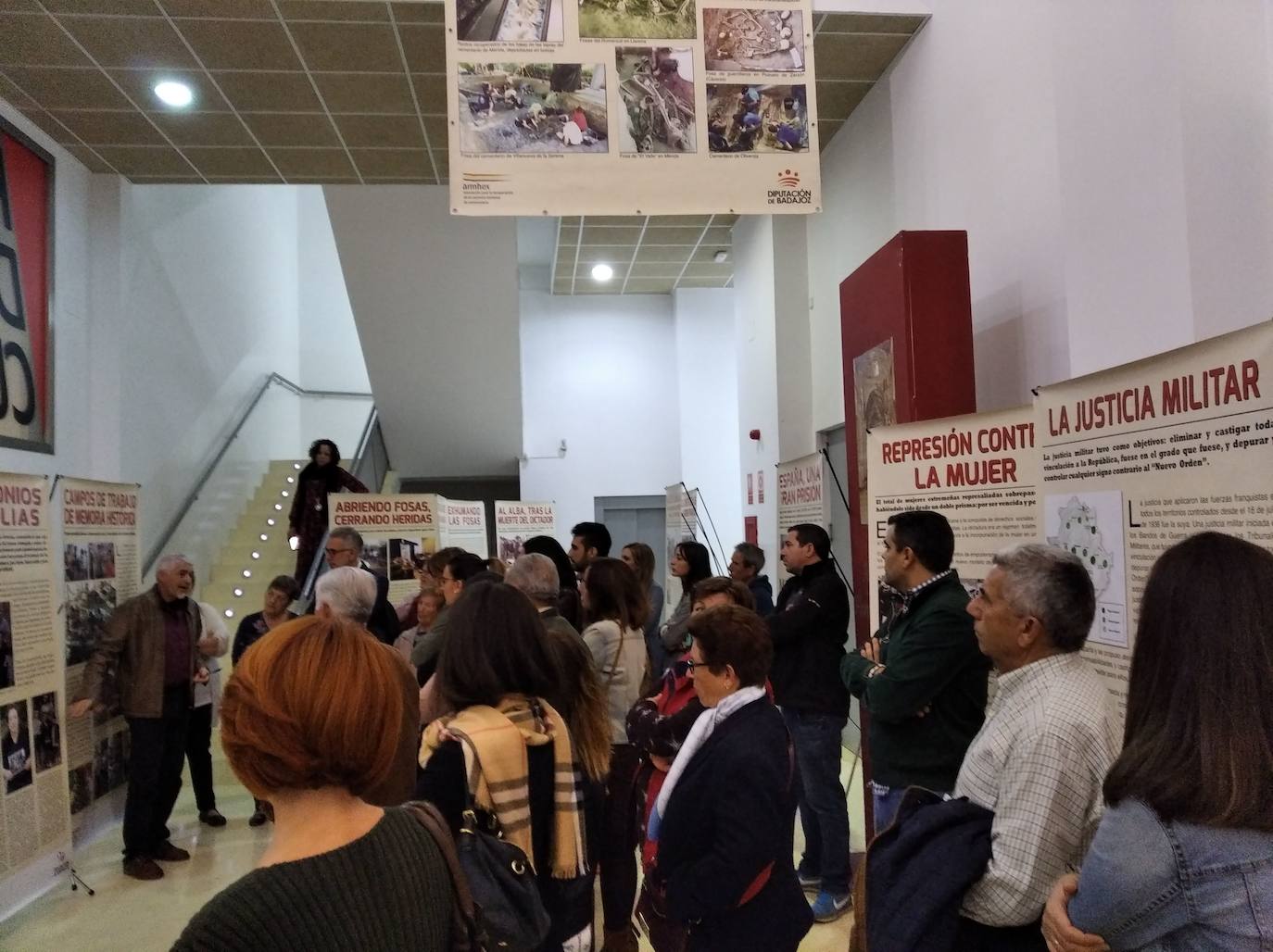 Asistentes a la exposición de Memoria Histórica