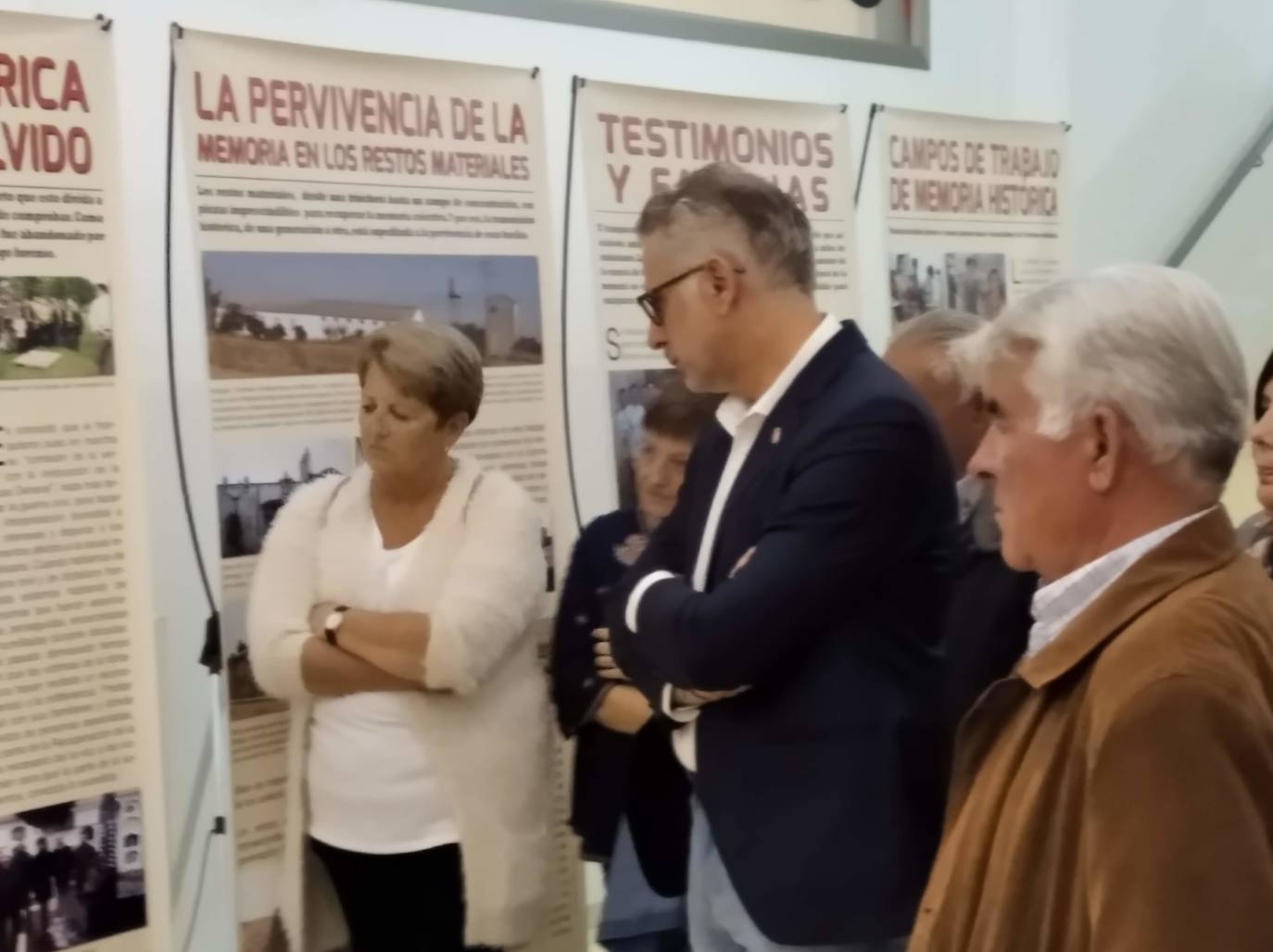 Asistentes a la exposición de Memoria Histórica