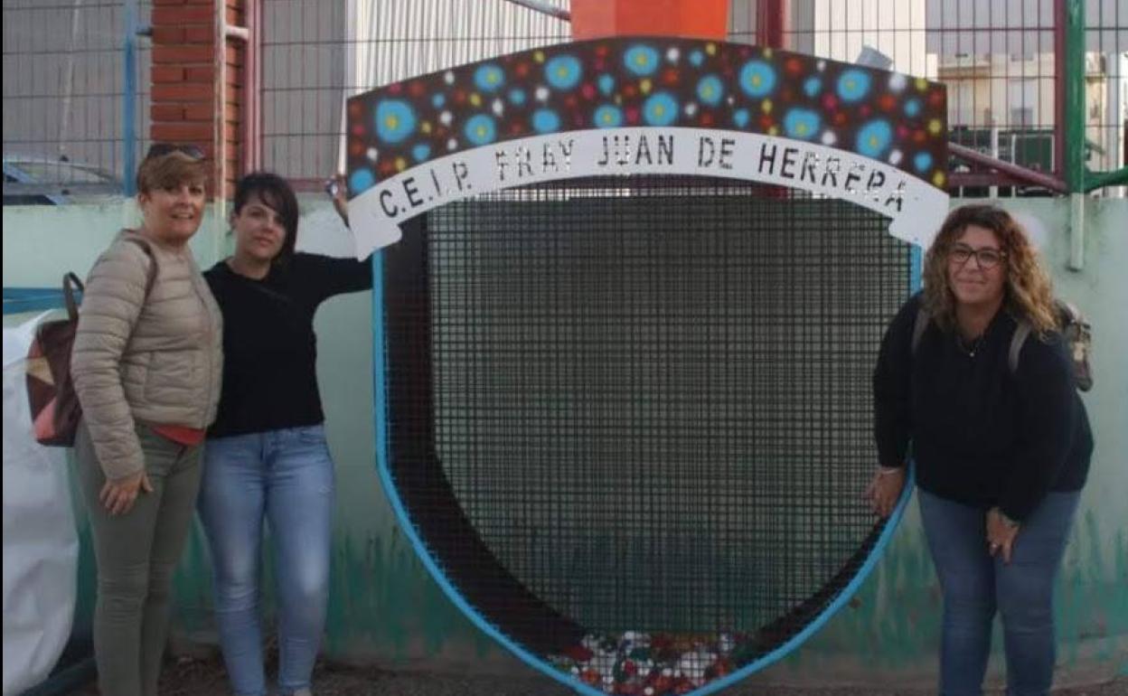 Miembros de la AMPA junto a la «Bellota Solidaria»