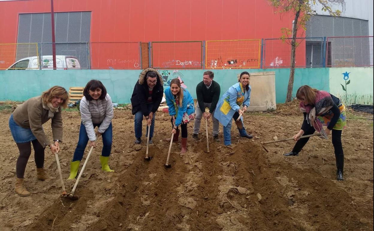 Profesores del C.E.I.P «Fray Juan de Herrera» colaborando en el Huerto Escolar